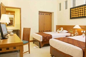 Kamar Standar | Tempat tidur Select Comfort, minibar, brankas, dan meja kerja