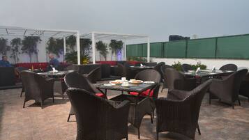 2 restaurantes; se sirven desayunos, almuerzos, cenas y cocina india