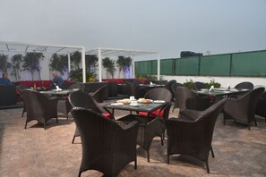2 restaurants; breakfast, lunch, dinner, and brunch served - Le ROI Delhi (New Delhi)