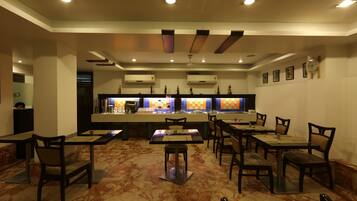 2 restaurantes; se sirven desayunos, almuerzos, cenas y cocina india