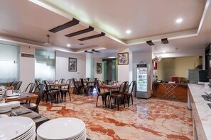 2 restaurants, breakfast, lunch, dinner served; Indian cuisine - Le ROI Delhi (New Delhi)