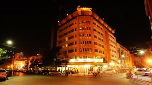 Un hotel de varios pisos con una fachada curva, una entrada destacada y un letrero que indica que es el Kenya Comfort Hotel.
