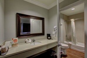Phòng, 2 giường cỡ queen | Phòng tắm | Vòi sen/bồn tắm kết hợp, đồ dùng nhà tắm miễn phí, máy sấy tóc 