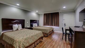 Tabla de planchar con plancha, wifi gratis y ropa de cama