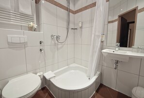 Shower, free toiletries, hair dryer, towels - Hotel Savoy (Hamburg)