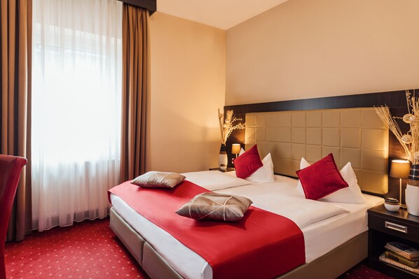 Premium bedding, in-room safe, desk, laptop workspace - Hotel Savoy (Hamburg)