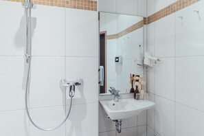 Shower, free toiletries, hair dryer, towels - Hotel Savoy (Hamburg)
