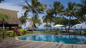 室外泳池;泳池傘、躺椅