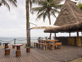 Beach views, serves lunch, dinner, and happy hour