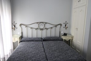 Desk, iron/ironing board, cribs/infant beds, free WiFi - Hostal Roma (Seville)