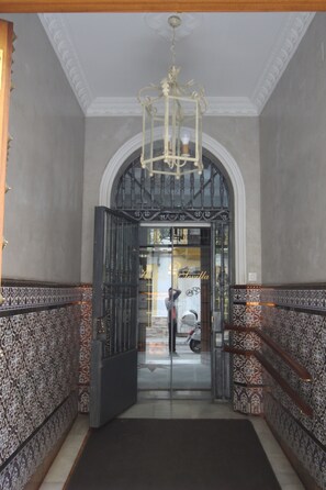 Interior entrance - Hostal Roma (Seville)
