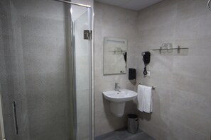 Hair dryer, towels - Hostal Roma (Seville)