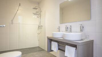 Family Suite | Bathroom | Eco-friendly toiletries, towels