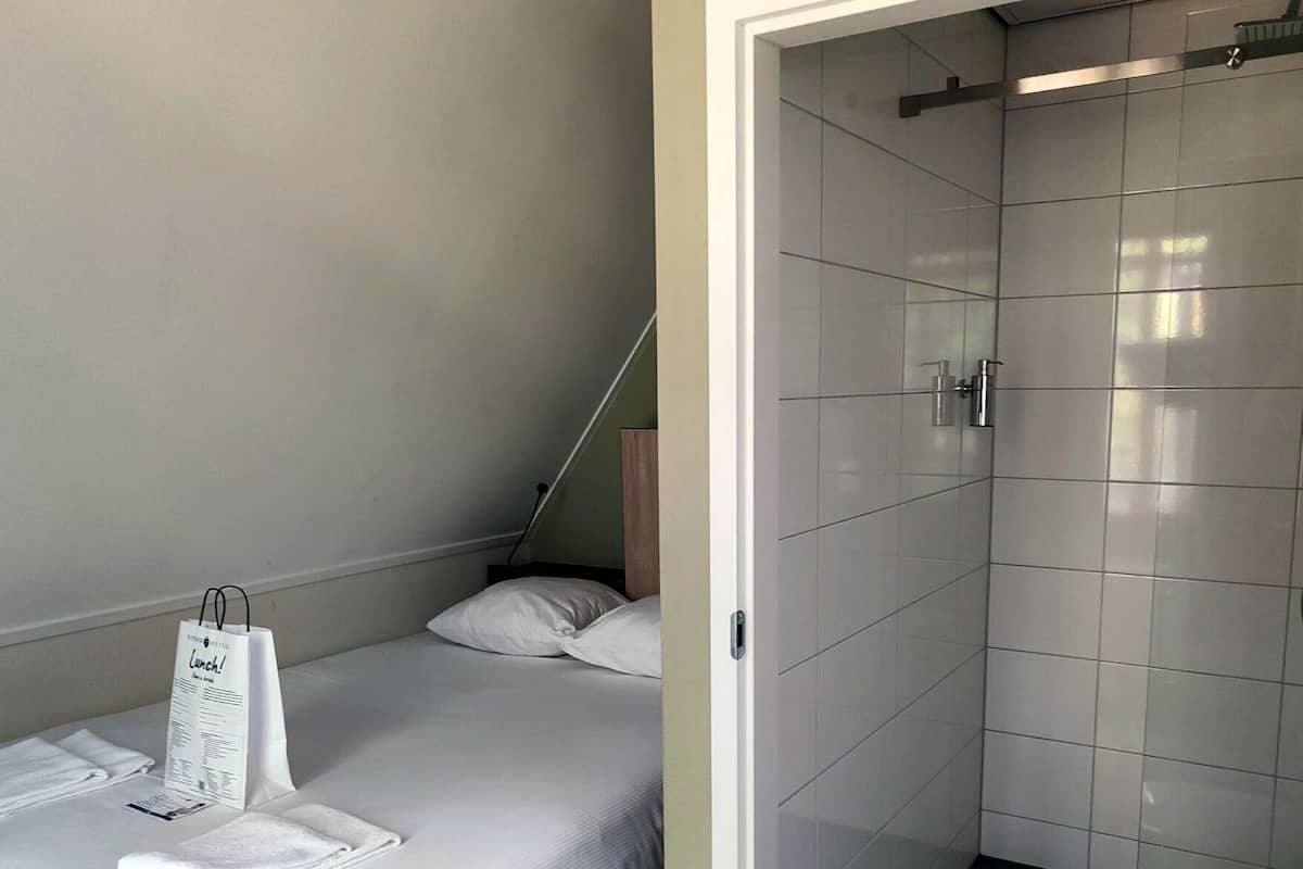 1 bedroom, desk, free WiFi, bed sheets