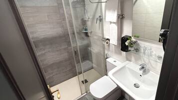 Standaard kamer, 1 twee- of 2 eenpersoonsbedden | Badkamer | Een douche, een haardroger, een bidet, handdoeken