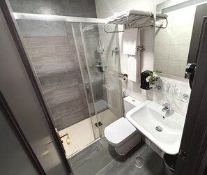 Standard Double or Twin Room | Bathroom | Shower, hair dryer, bidet, towels - Hostal Paco's (Seville)