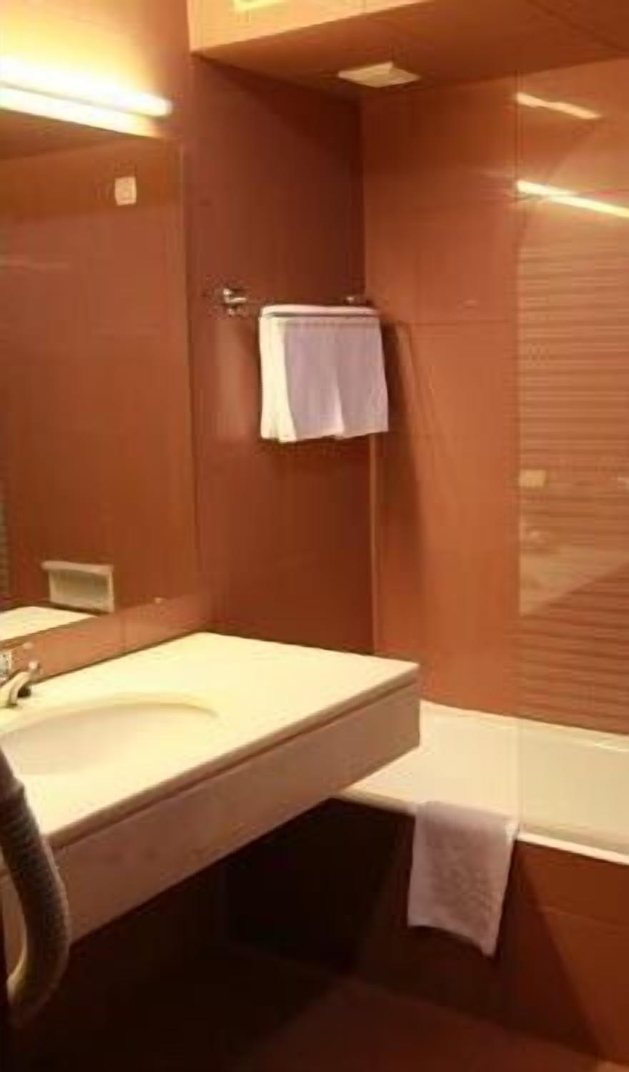 single room | bathroom | combined shower/bathtub, free toiletries, hair dryer, bidet