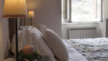 Double Room | Desk, free WiFi, bed sheets