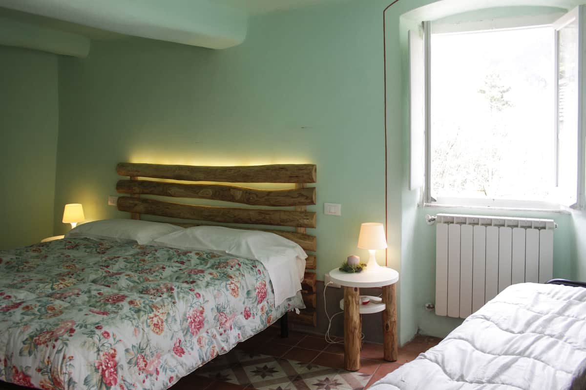 Triple Room | Desk, free WiFi, bed sheets