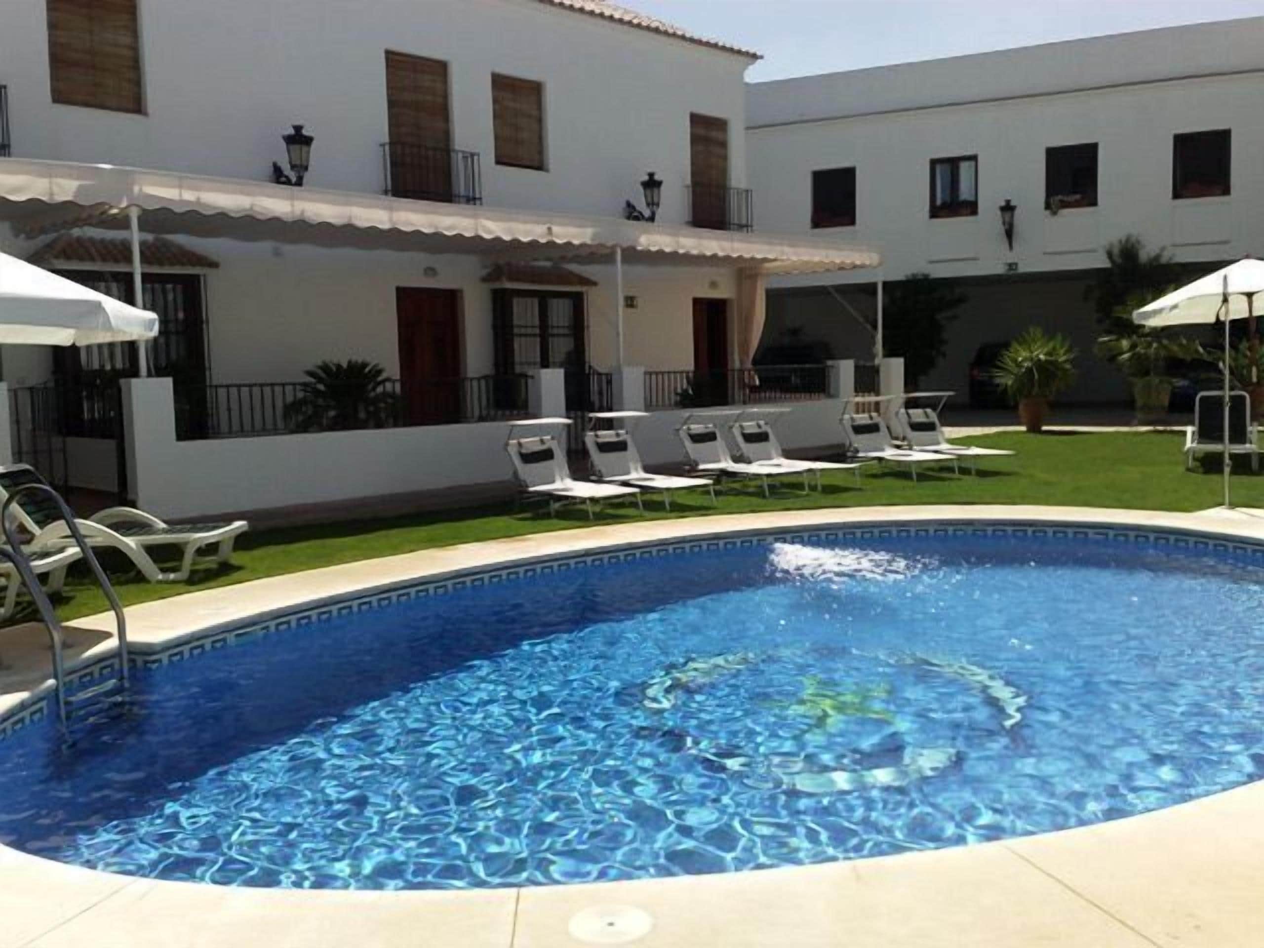 Piscine extérieure, chaises longues