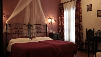 Une chambre à coucher avec un lit à baldaquin, une table de chevet et une chaise.