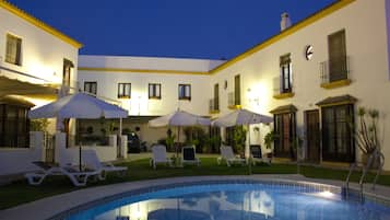 Outdoor pool, pool loungers