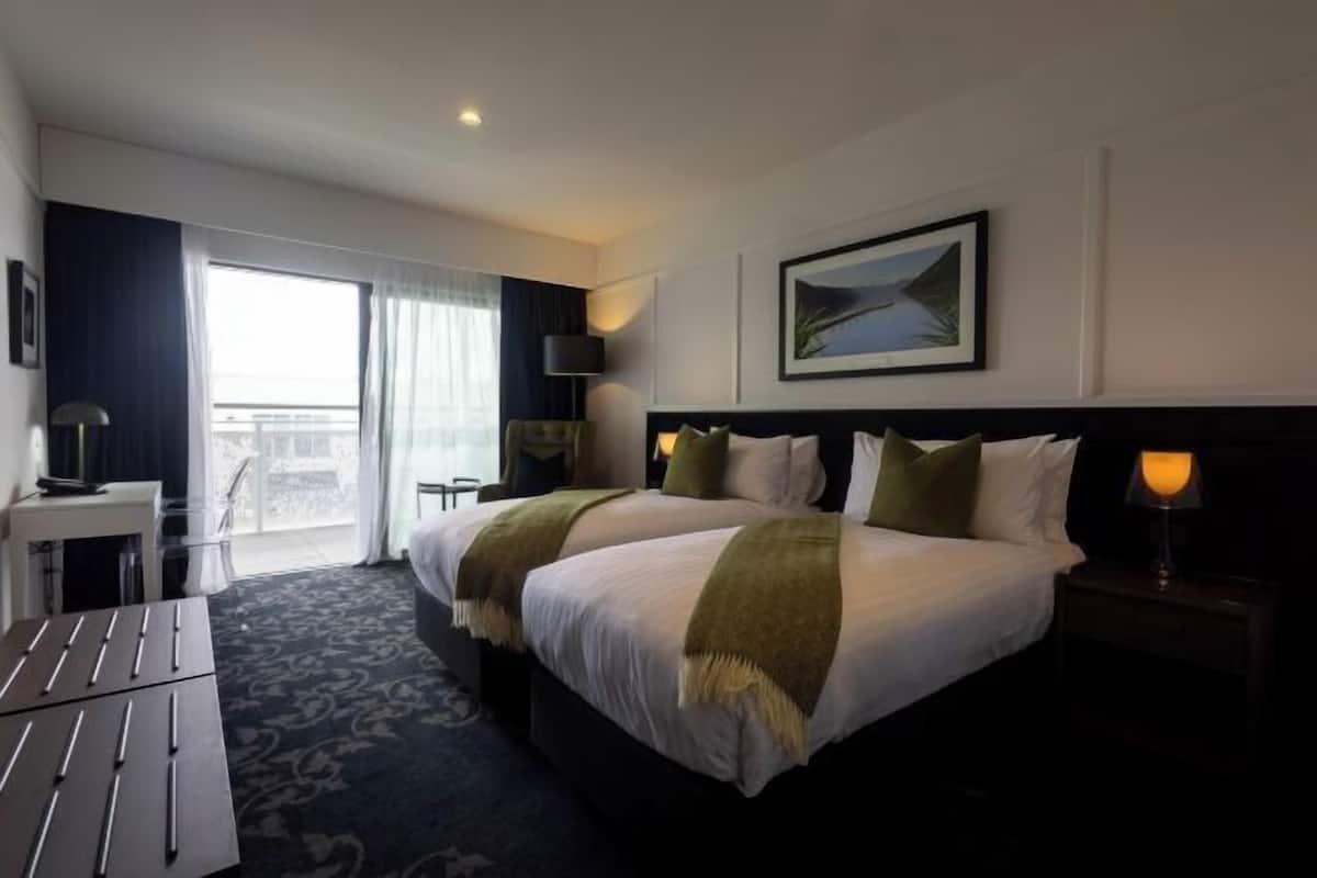 Egyptian cotton sheets, premium bedding, down comforters, minibar