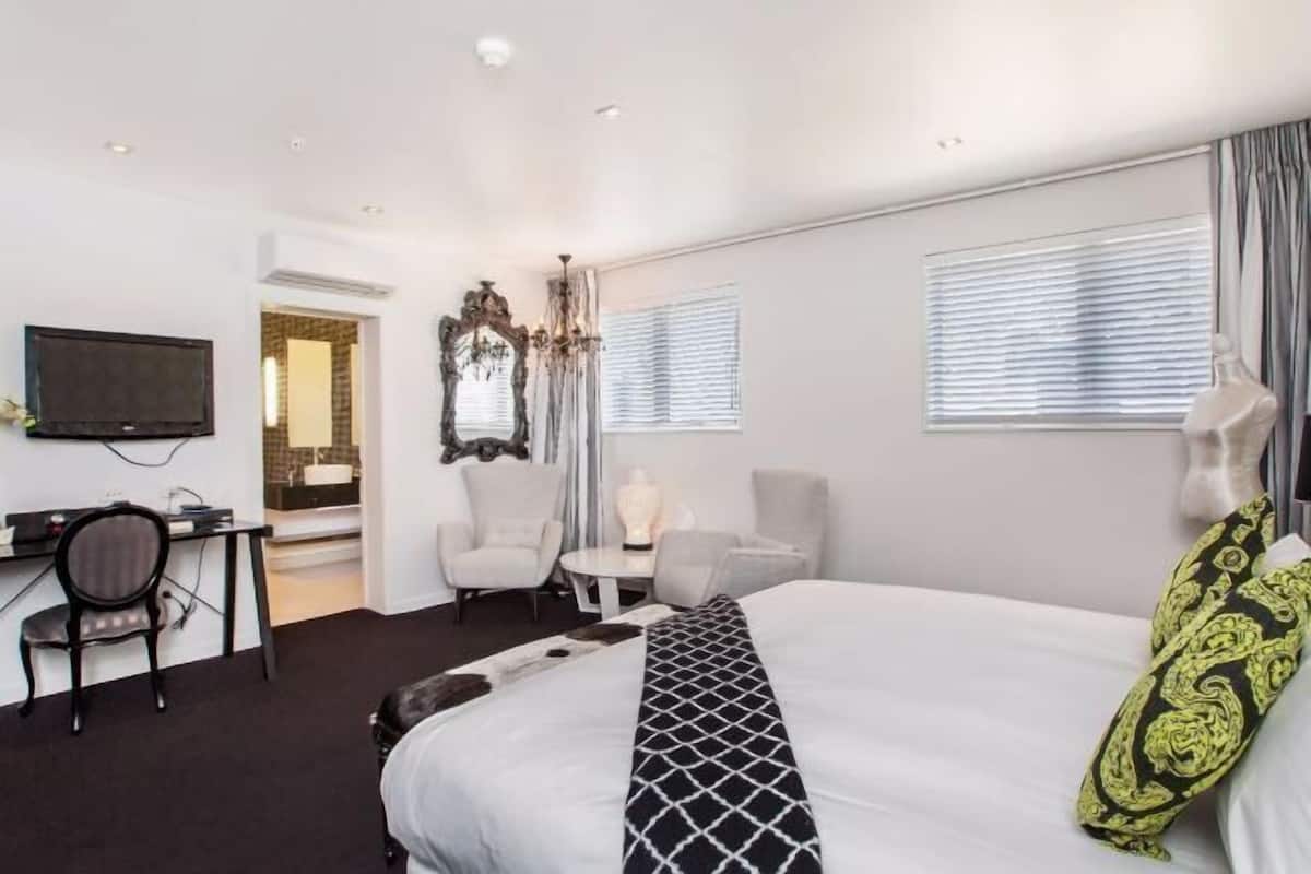 Egyptian cotton sheets, premium bedding, down comforters, minibar