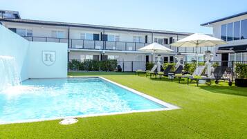 Kolam renang terbuka, payung kolam, kerusi lepak pantai