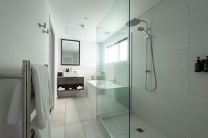 Family Suite, 2 Bedrooms | Bathroom | Shower, rainfall showerhead, free toiletries, hair dryer - Regent of Rotorua (Rotorua)