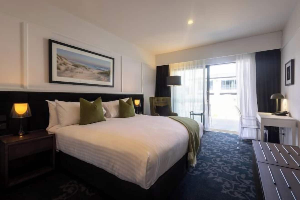 Egyptian cotton sheets, premium bedding, down comforters, minibar