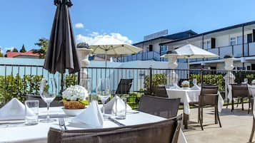 Petit-déjeuner, déjeuner et dîner servis sur place, vue sur la piscine