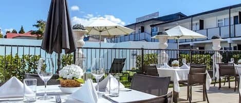 Petit déjeuner, déjeuner et dßner servis sur place, vue sur la piscine
