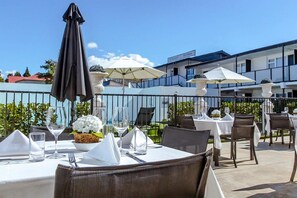 供应早餐、午餐和晚餐，国际美食，泳池景观