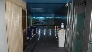 A hotel lobby with a reception desk, a water feature, and a view of a waterfall. - Hotel & Spa Arha Potes (Potes)