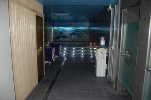 A hotel lobby with a reception desk, a water feature, and a view of a waterfall. - Hotel & Spa Arha Potes (Potes)