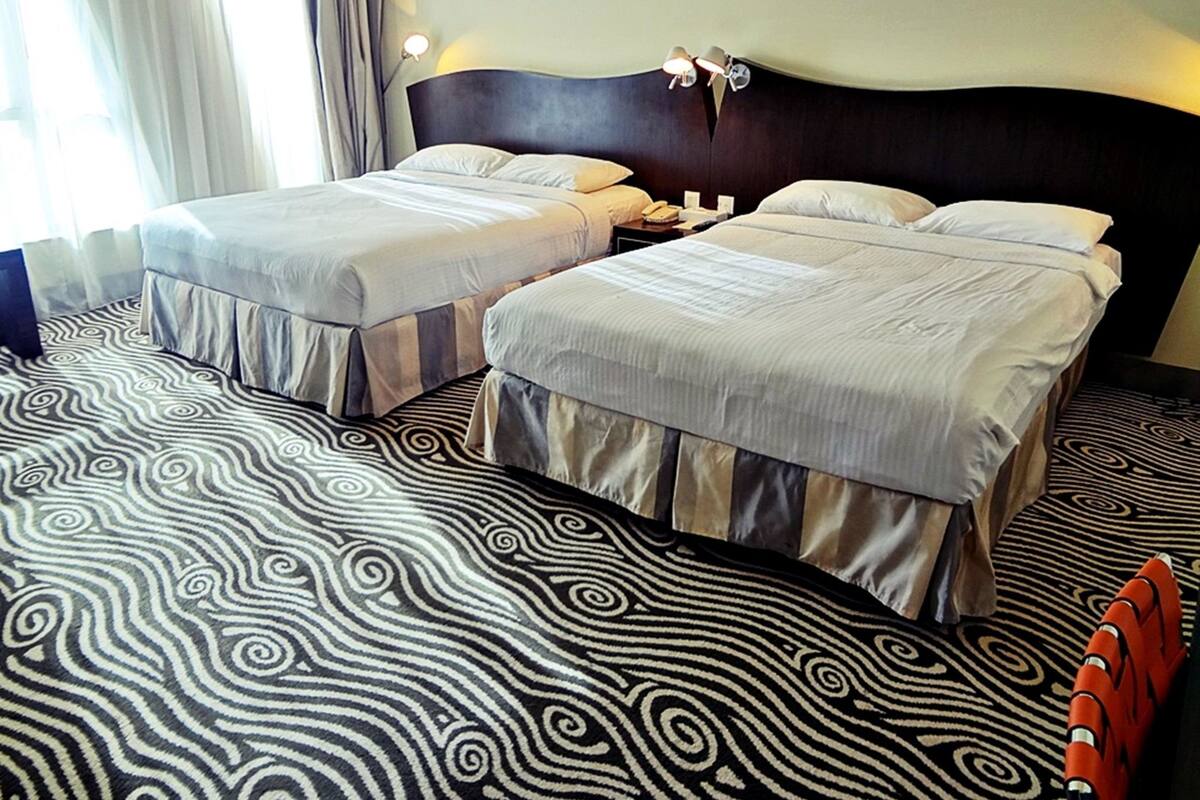 Twin Room, 2 Queen Beds | Desk, iron/ironing board, WiFi (free)