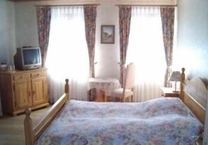 Meja, katil bayi/kot (percuma), katil lipat simpan/tambahan 