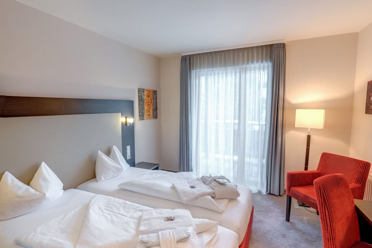 comfort double room, balcony | 1 bedroom, in-room safe, desk, blackout curtains