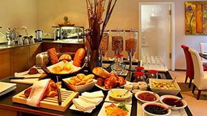 A buffet with various food items and condiments. - Banyan Hotel (Sankt Anton am Arlberg)