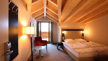 Chambre Double Supérieure, balcon | Coffres-forts dans les chambres, bureau, rideaux occultants