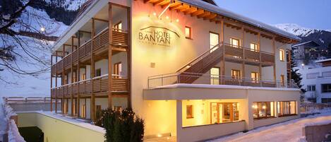 Majoituspaikan julkisivu illalla/yöllä