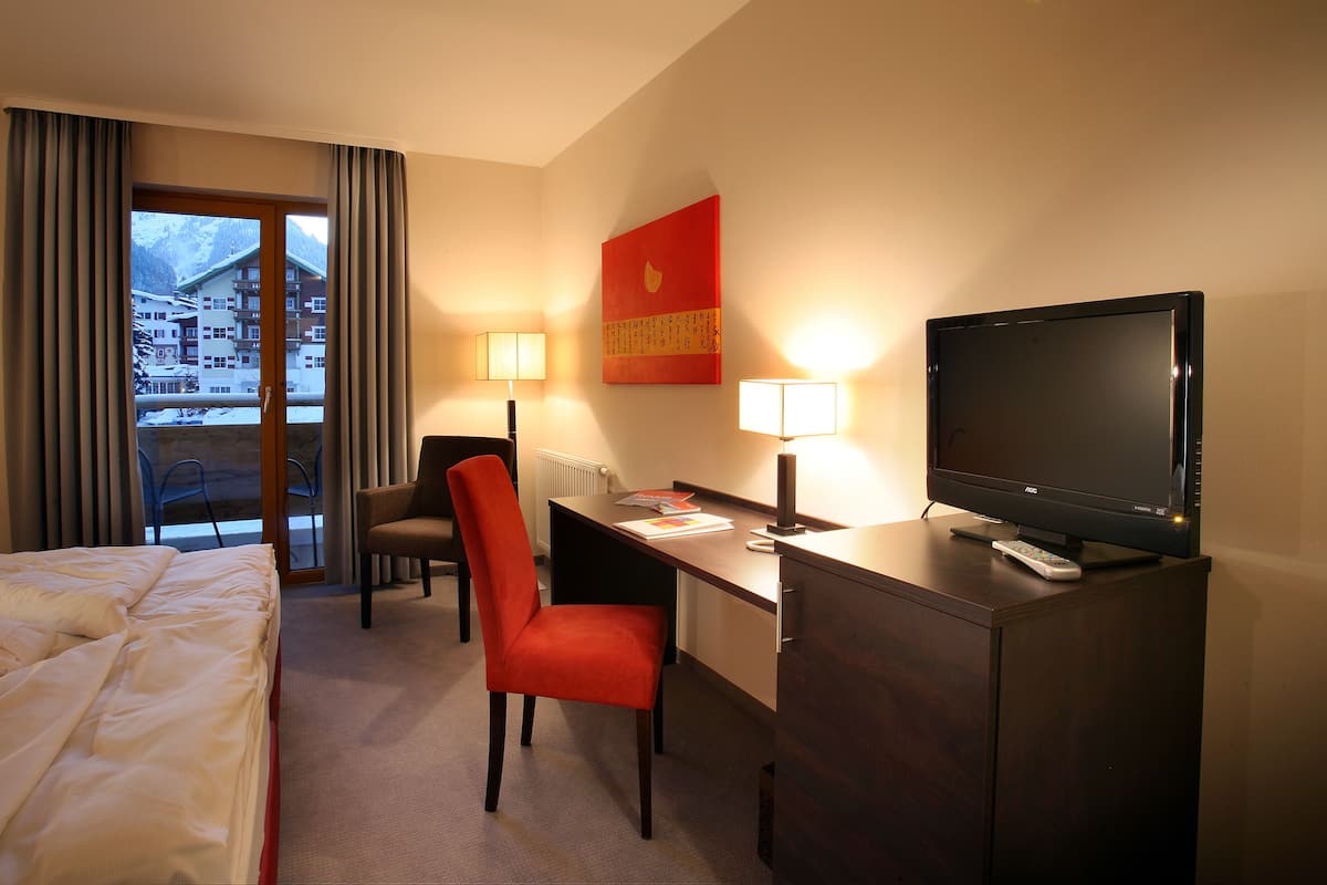 Standard Double Room, Balcony | In-room safe, desk, blackout drapes, soundproofing