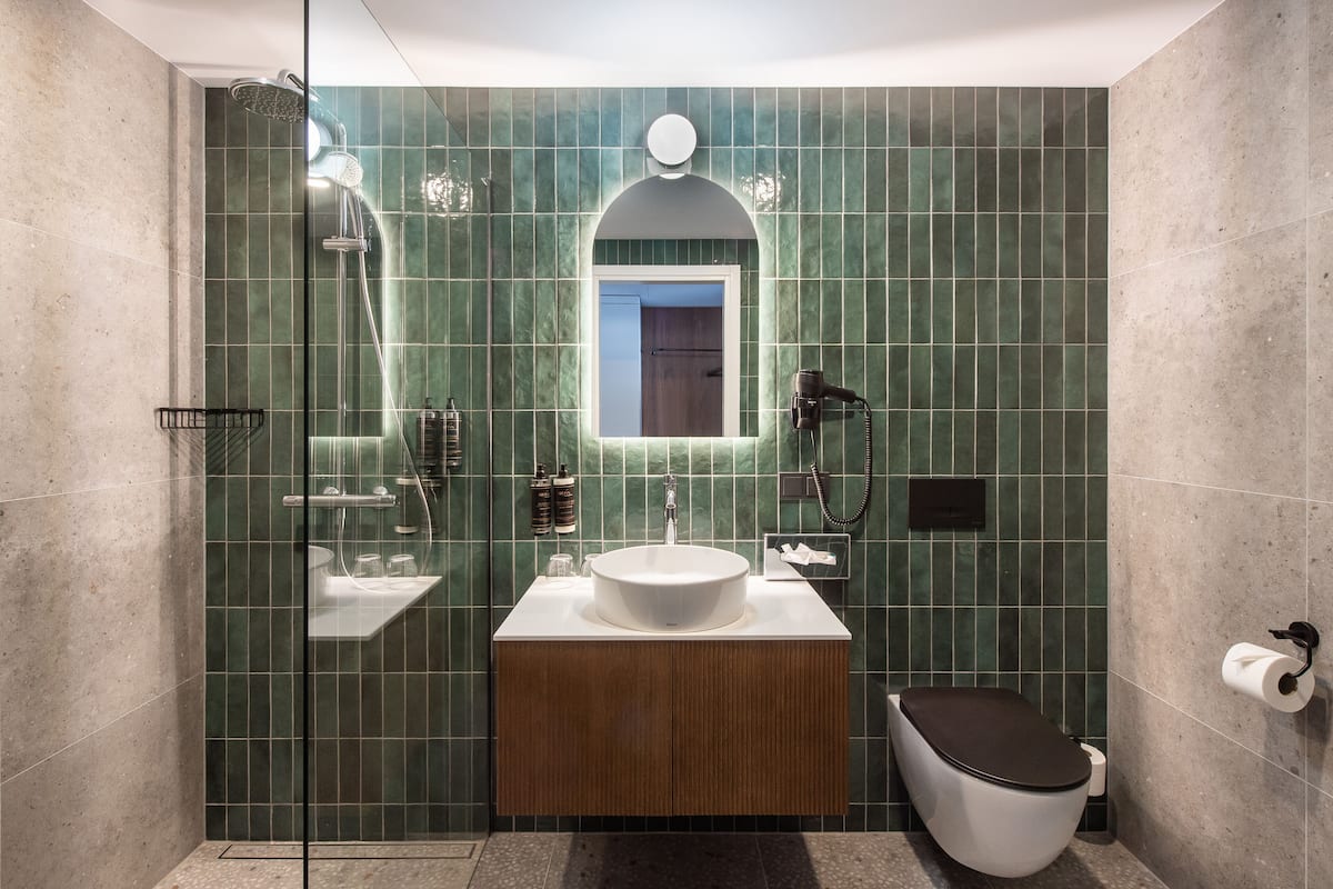 hair dryer, towels, soap, shampoo