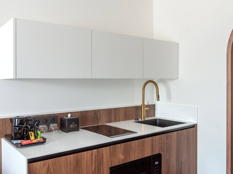 Une cuisine moderne équipée d’une cuisinière intégrée, d’un évier et d’une machine à café.