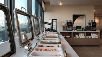 Frukostbuffé varje dag (EUR 14.90 per person)