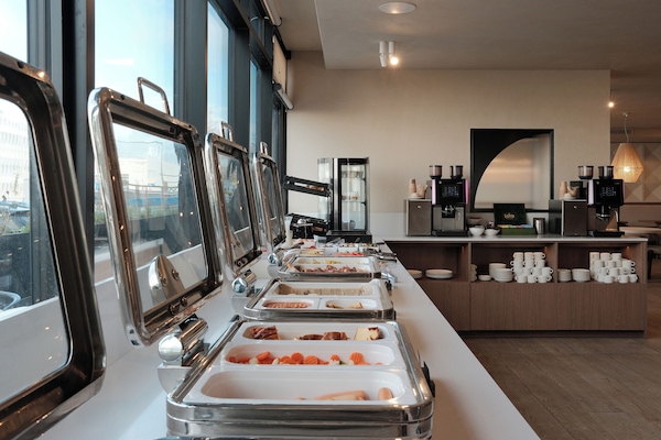 Daily buffet breakfast (EUR 14.90 per person)