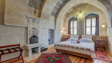 Suit with Terrace | Premium bedding, minibar, in-room safe, individually decorated