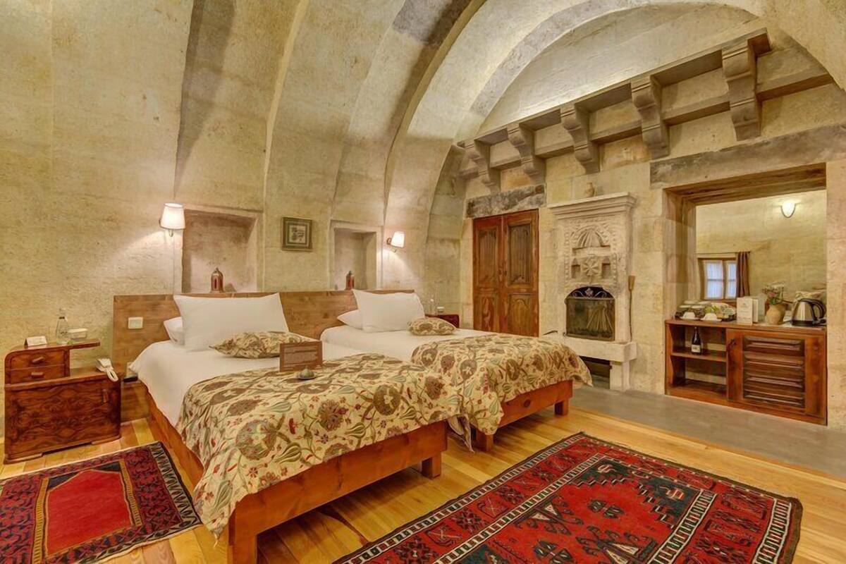 Deluxe Room with Fireplace | Ropa de cama de alta calidad y minibar