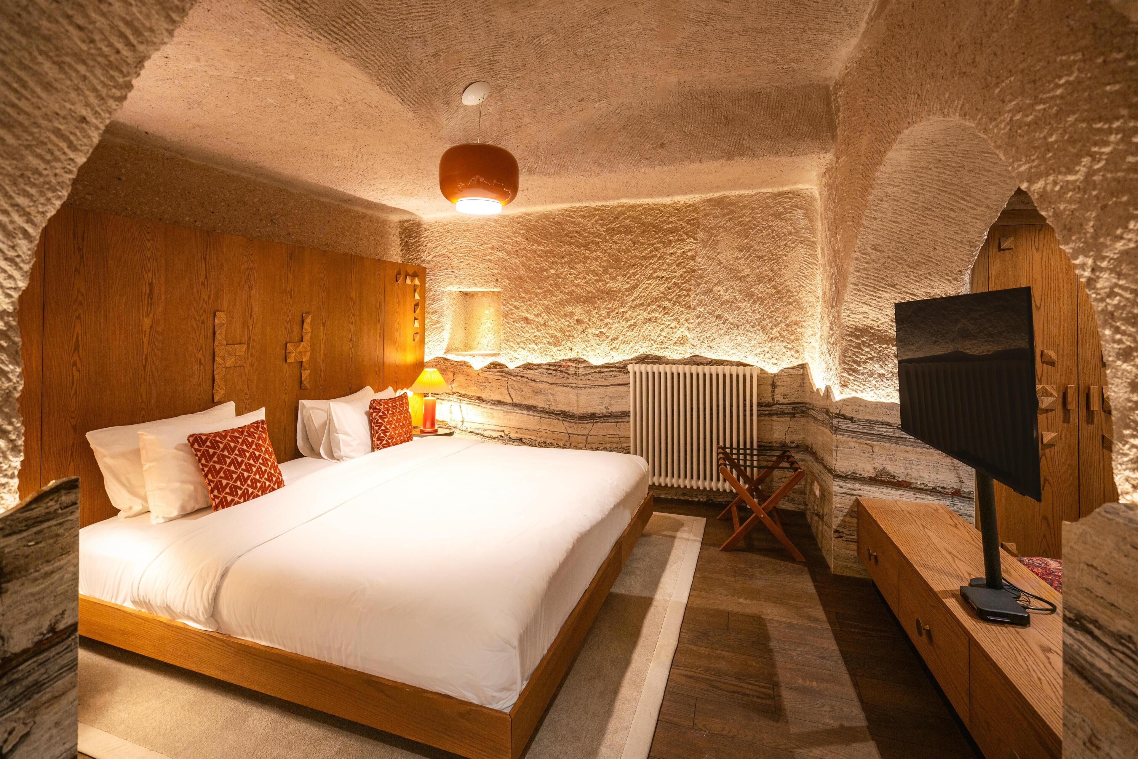 Junior Cave Suit | Premium bedding, minibar, in-room safe, individually decorated